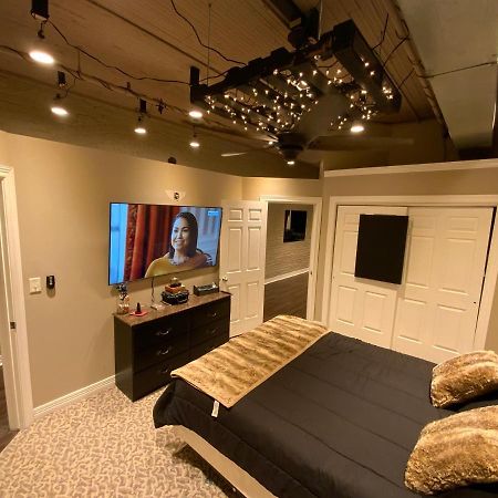 Blackout Themed Residence In The Prime Heart Of Omaha'S Old Market! Омаха Екстериор снимка