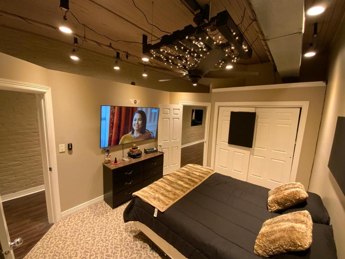 Blackout Themed Residence In The Prime Heart Of Omaha'S Old Market! Омаха Екстериор снимка